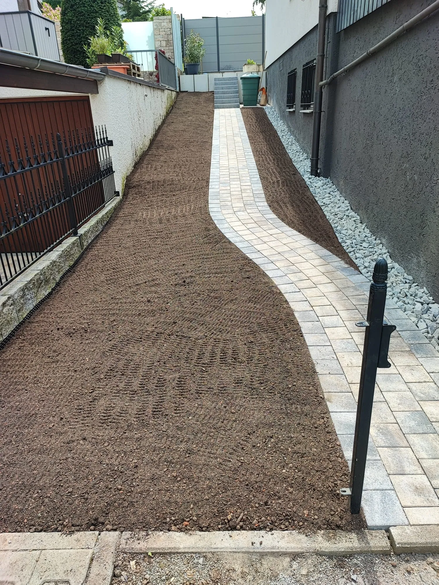 Neu verlegtes Pflasterband entlang eines Weges